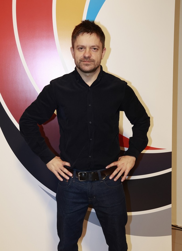 Kritikou ceněný režisér Jiří Mádl si na nic nehraje. Požehnané dny má rád přesně takové, jak je známe z dětství. "Slavíme klasické křesťanské Vánoce středoevropského typu a já je rád trávím s rodinou i s tou nejširší. Dáváme si kubu," prozradil. Klidně si dopřeje i televizi. Sleduje i pohádky, ve kterých sám hraje, protože, jak dodává, u českých pohádek se tomu prostě vyhnout nedá. Jeho favoritem je ale pořád klasika: "Pyšná princezna, Šíleně smutná princezna, ta je asi moje úplně nejoblíbenější."