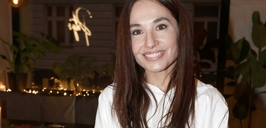 Křehká herečka, jejíž princeznovské role už také patří do "zlatého fondu pohádek", bude mít rodinné Vánoce. "Sejdeme se se synem, maminkou a bratrovou rodinou," prozradila Michaela Kuklová. Po televizním půstu, kdy mnoho let neměla televizní signál, se letos těší i na pohádky. "Pyšná princezna, Tři oříšky pro Popelku, a když náhodou zahlédnu Jasněnku nebo Z pekla štěstí, už je taky dokoukám."