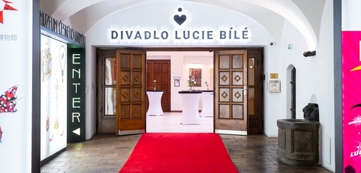 Divadlo Lucie Bílé sídlí v blízkosti Karlova mostu. 