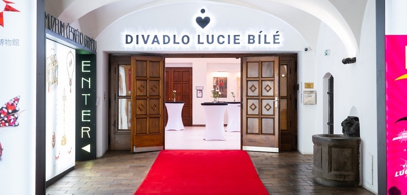 Divadlo Lucie Bílé sídlí v blízkosti Karlova mostu. 