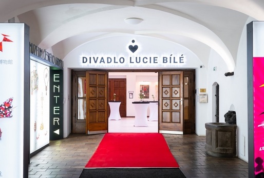 Divadlo Lucie Bílé sídlí v blízkosti Karlova mostu. 