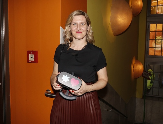 Filmová producentka Hana Třeštíková toužila po dítěti několik let. Protože je bez partnera, pokoušela se o umělé oplodnění a musela se vyrovnat i s potratem. Vymodlenou dceru Lotu Hedu porodila letos v červnu. Biologickým otcem holčičky je kamarád Třeštíkové. S péčí o dceru jí pomáhá rodina a její bratr, fotograf Tomáš Třeštík, který už je zkušeným otcem.