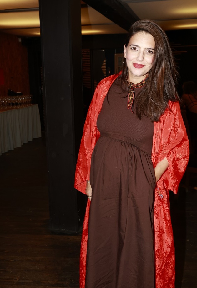 Herečce Natálii Holíkové, kterou diváci znají jako majitelku hospody Martinu ze seriálu Ulice, se v září narodil synek Jonas. Otcem chlapečka je její partner a herecký kolega Petr Urban. Přiznala, že šestinedělí bylo náročné, ale teď už si mateřskou roli jen užívá.