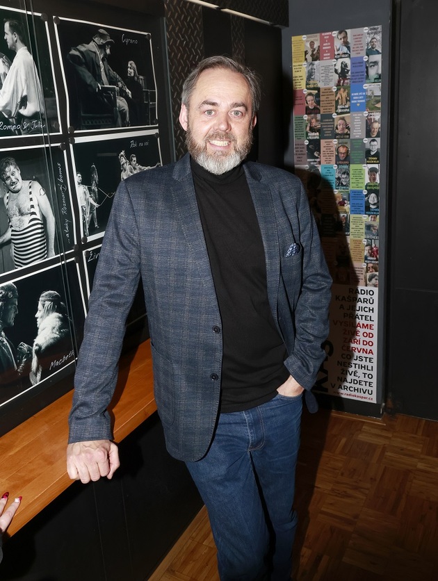 Novinář a moderátor Honza Dědek se svým prvním potomkem pochlubil v dubnu. Je to holčička Jasmína Anna a její maminkou je Dědkova partnerka, bankéřka Tereza Cibulková. Novinář přiznal, že po dítěti dlouho toužili a že si dceru vždycky přál. Je proto vzorným otcem a jen tak někoho ke kočárku nepustí.