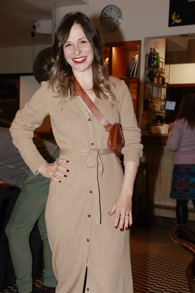 Herečka Veronika Khek Kubařová vždycky říkala, že narození dítěte je její životní sen. A ten se jí splnil letos v srpnu. S divadelním režisérem Pavlem Khekem má syna. Jméno zatím tají, ale na svém Instagramu se chlubí radostmi mateřství a výjezdy s kočárkem, takže synek zřejmě zdárně prospívá.