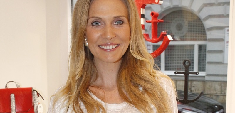  Bývalá hvězda Novy Michaela Ochotská dostala k Vánocům ten nejkrásnější dárek. Začátkem prosince porodila dceru Arien. Netradiční jméno museli dokonce pro zápis do seznamů schvalovat úředníci. Otcem je partner moderátorky, záchranář David Ráb. Ochotská se stala maminkou už podruhé, porod proběhl bez problémů a na miminko doma netrpělivě čekal i starší bratříček André, syn tenisty Lukáše Rosola. 