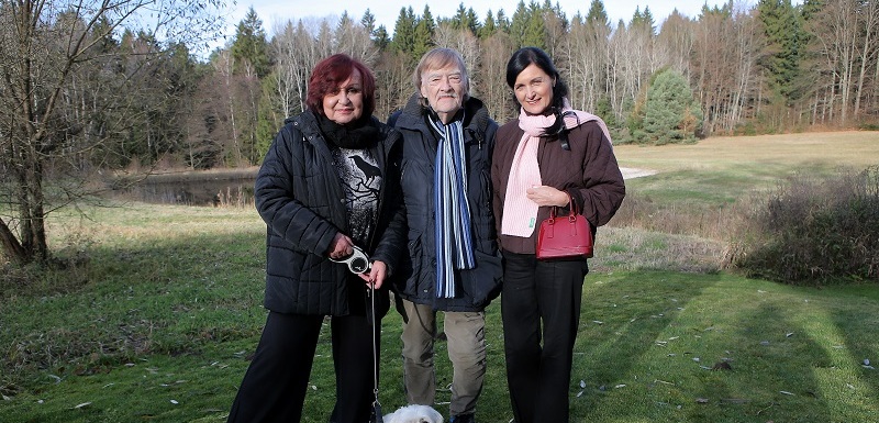 Petra Janů s Vítem Olmerem a Simonou Chytrovou. 