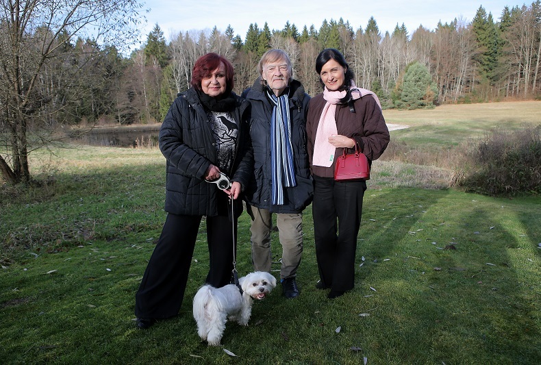 Petra Janů s Vítem Olmerem a Simonou Chytrovou. 