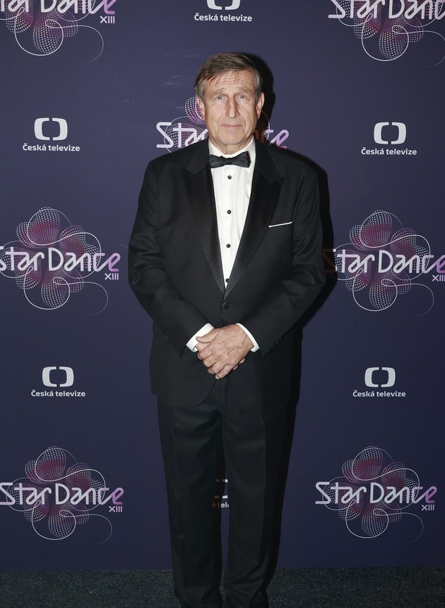 Herec Václav Vydra podědil svůj talent po obou rodičích – Daně Medřické a Václavu Vydrovi. Narodil se 7. ledna 1956 v Praze. Své 70. narozeniny oslaví po boku milované manželky Jany Bouškové a téměř s jistotou se bude v narozeninový den věnovat i svému početnému stádu koní. Herec, jenž je 30 let spjatý s Divadlem na Vinohradech, vystřídal několik divadelních scén a diváci milují jeho filmové či televizní role. V neposlední řadě je spjatý s pořadem Prostřeno!, v němž diváky provází od komentátorského pultíku, kde mu zdatně sekundovala jeho manželka. Ta si však přivodila vážný úraz, a tak už to brzy bude rok, co ji supluje Jana Paulová, s níž se Vydra dobře zná. V sérii Kameňáků Zdeňka Trošky spolu hráli manžele Novákovy. Vydra se v soukromí ženil dvakrát. Poprvé s Danou Homolovou v roce 1981, ale manželství po dvou letech ztroskotalo. Vydra se záhy zamiloval do Jany Bouškové, kterou si vzal ale až po 23 letech v roce 2006. Jejich vztah je pevný jako skála a prostý veškerých skandálů, které by plnily titulní stránky bulváru.