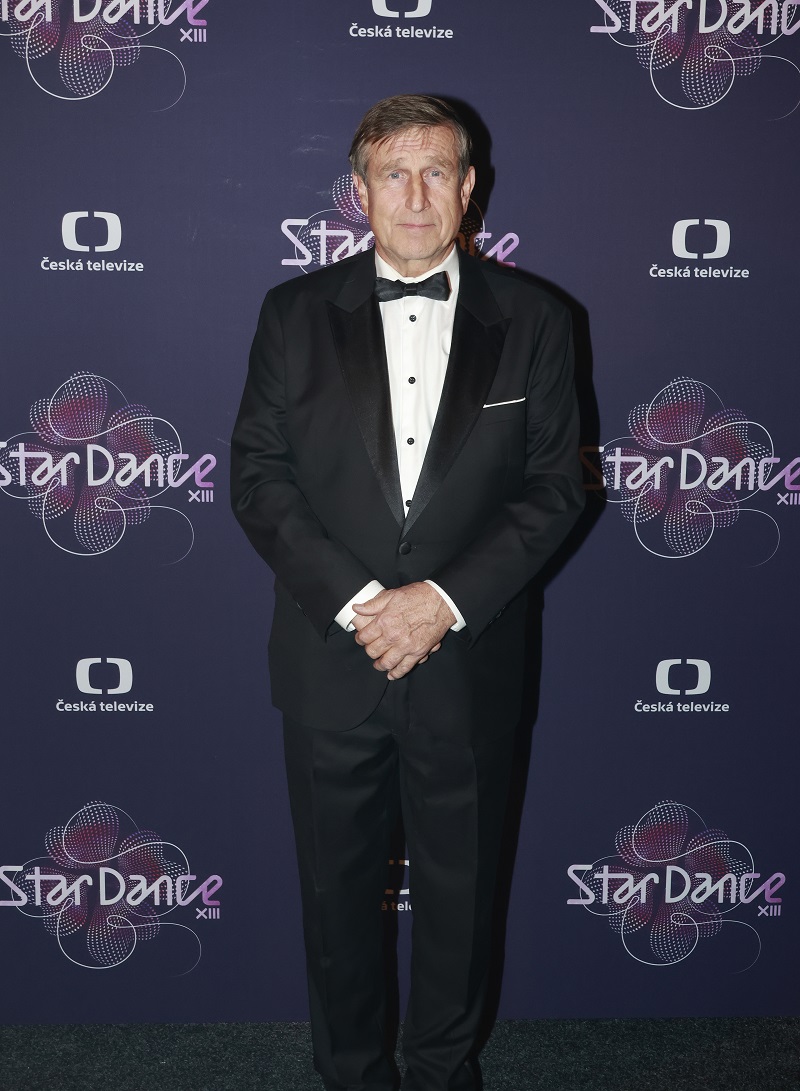 Herec Václav Vydra podědil svůj talent po obou rodičích – Daně Medřické a Václavu Vydrovi. Narodil se 7. ledna 1956 v Praze. Své 70. narozeniny oslaví po boku milované manželky Jany Bouškové a téměř s jistotou se bude v narozeninový den věnovat i svému početnému stádu koní. Herec, jenž je 30 let spjatý s Divadlem na Vinohradech, vystřídal několik divadelních scén a diváci milují jeho filmové či televizní role. V neposlední řadě je spjatý s pořadem Prostřeno!, v němž diváky provází od komentátorského pultíku, kde mu zdatně sekundovala jeho manželka. Ta si však přivodila vážný úraz, a tak už to brzy bude rok, co ji supluje Jana Paulová, s níž se Vydra dobře zná. V sérii Kameňáků Zdeňka Trošky spolu hráli manžele Novákovy. Vydra se v soukromí ženil dvakrát. Poprvé s Danou Homolovou v roce 1981, ale manželství po dvou letech ztroskotalo. Vydra se záhy zamiloval do Jany Bouškové, kterou si vzal ale až po 23 letech v roce 2006. Jejich vztah je pevný jako skála a prostý veškerých skandálů, které by plnily titulní stránky bulváru.