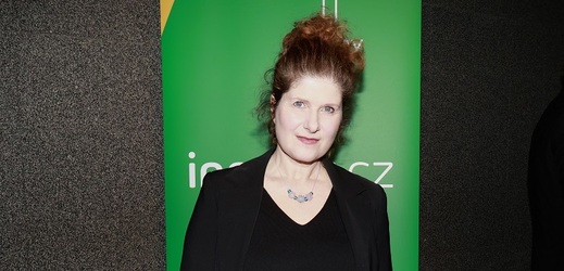  Rodačka z Českých Budějovic Alice Nellis bude mít 3. ledna 55. narozeniny. Její studentská léta byla dlouhá a pestrá. Studovala hru na flétnu, anglistiku a amerikanistiku, poté se obojím živila, ale zlákalo ji ještě studium scenáristiky a dramaturgie na FAMU. Už během studia spolupracovala s Českou televizí a vzhledem k vytíženosti při natáčení filmu Výlet se jí nepodařilo školu dokončit. To jí však v kariéře nezabránilo a díky její houževnatosti mohly vzniknout filmy jako Ene bene či Tajnosti s Ivou Bittovou v hlavní roli. Tento film získal Českého lva za nejlepší snímek roku 2007. Mezi její další díla patří filmy Perfect Days, Revival, Sedmero krkavců či seriály Nevinné lži a Pustina. Alice Nellis je maminkou dvou adoptovaných dětí a k nim poté přibylo její vlastní dítě. O adopci měla jasno už v dětství. Inspirovala ji kamarádka, jež byla sama adoptovaná a byla jejím vzorem. 