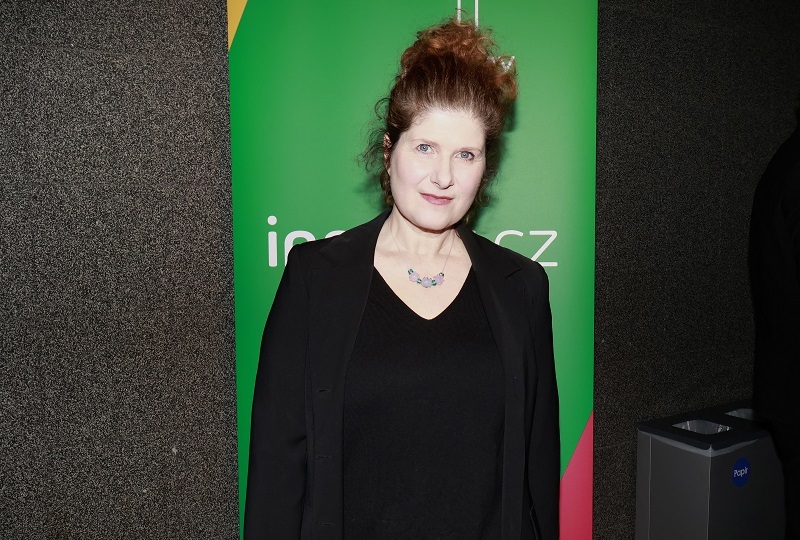  Rodačka z Českých Budějovic Alice Nellis bude mít 3. ledna 55. narozeniny. Její studentská léta byla dlouhá a pestrá. Studovala hru na flétnu, anglistiku a amerikanistiku, poté se obojím živila, ale zlákalo ji ještě studium scenáristiky a dramaturgie na FAMU. Už během studia spolupracovala s Českou televizí a vzhledem k vytíženosti při natáčení filmu Výlet se jí nepodařilo školu dokončit. To jí však v kariéře nezabránilo a díky její houževnatosti mohly vzniknout filmy jako Ene bene či Tajnosti s Ivou Bittovou v hlavní roli. Tento film získal Českého lva za nejlepší snímek roku 2007. Mezi její další díla patří filmy Perfect Days, Revival, Sedmero krkavců či seriály Nevinné lži a Pustina. Alice Nellis je maminkou dvou adoptovaných dětí a k nim poté přibylo její vlastní dítě. O adopci měla jasno už v dětství. Inspirovala ji kamarádka, jež byla sama adoptovaná a byla jejím vzorem. 