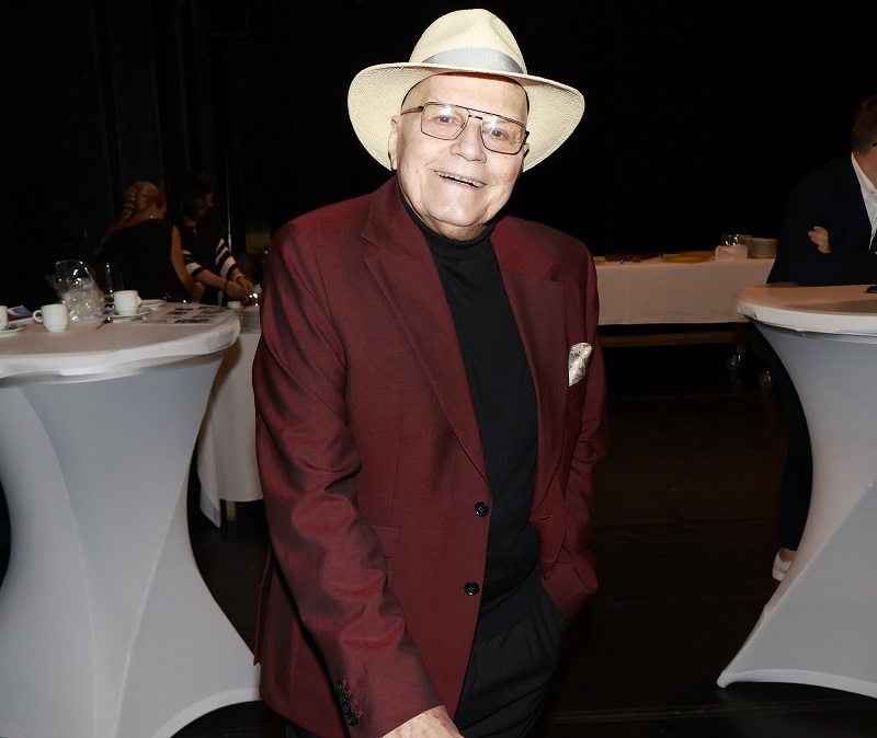 Stále dobře naladěný elegán Jan Přeučil, jehož poznávacím znamením je už léta klobouk, neztrácí elán. "Rok 2026 je před námi, těším se pochopitelně na něj a mám to štěstí, že prožívám ve vrcholném věku krásné chvíle s milovanou Evičkou (herečka Eva Hrušková, pozn. red.). A to je opravdu nádherné a doufám, že si příští rok budeme užívat, jako si užíváme stále, a budeme se snažit naplňovat jednu krásnou myšlenku, kterou se řídíme už řadu měsíců, což je: 'Umění života spočívá v tom, uvědomovat si krásu všedního dne.'" Herec, dabér, rétor i kantor má velké plány. "A budeme velice rádi, když příští rok bude fungovat naše divadlo, které jsme založili, divadlo nejen pro děti, kde Evička hraje se Zdeňkem Rohlíčkem, se synátorem jezdí po celé republice. A já se pochopitelně těším na představení s Divadelní společností Háta, to jsou Světáci, které hrajeme velice úspěšně už řadu let."