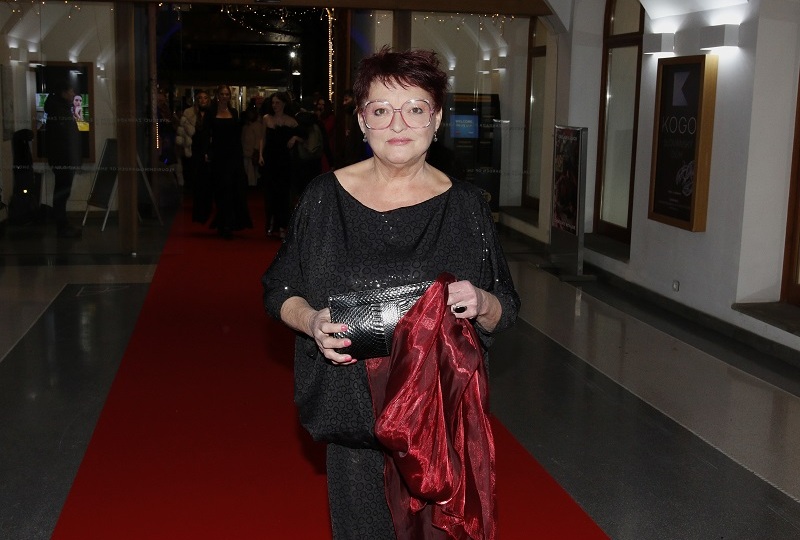 Dáma s výjimečným hlasem, cenami ověnčená dabérka a v oboru respektovaná profesionálka žádné předsevzetí pro příští rok nechystá. "Nedávám si ani jedno, protože prvního, kdy je člověk ještě rozveselen z té silvestrovské noci, se může jevit, že jakékoli předsevzetí, které si dám, splním. Druhého už je to něčem jiném, takže nedávám." Valérie Zawadská nemění názor ani 2. ledna. "Pak už to nemá smysl, to už by nebylo novoroční. To bylo druhoroční nebo druhonovoroční - a to ne, proč. Když něco potřebuju, udělám to." Celoživotně ale tento postoj neměla. "V minulosti jsem si bezesporu mnohokrát dávala předsevzetí, jak zhubnu do plavek. Ale pak jsem došla k názoru, že aby člověk mohl zhubnout, musí nejdřív přibrat. A až to přijde, tak to přijde a zhubnu."