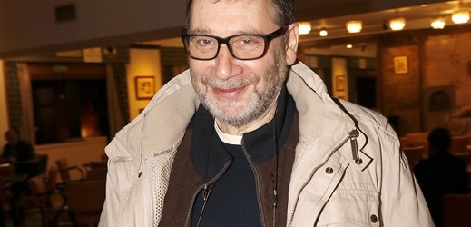 Slavný velitel Karel Arazím z Četnických humoresek nebo doktor Přemysl Král ze seriálu Život na zámku. Herec Tomáš Töpfer oslaví 10. ledna sedmdesáté páté narozeniny. Pražský rodák v roce 1972 vystudoval konzervatoř a herectví na DAMU. Po absolutoriu začínal jako herec v Divadle Petra Bezruče v Ostravě. Diváci ho znají také z pokračování legendární Nemocnice na kraji města či ze sérií První republika a Vyprávěj. Je dlouholetým šéfem Divadla na Vinohradech, za svou kariéru získal několik divadelních cen a šest let byl senátorem. V druhé polovině 90. let společně s herečkou Eliškou Balzerovou obnovili zchátralé divadlo v pražských Nuslích, dnešní Divadlo Na Fidlovačce. Za to jim byla udělena zvláštní Cena Thálie. V posledních letech zvolnil, a když může, rád rybaří. Své soukromí si pečlivě střeží. Z prvního manželství má dvě dcery - Martu a Terezu. Svou druhou manželku, která tehdy pracovala jako úřednice, potkal u soudu o výživné. A vyženil třetí dceru Lucii.