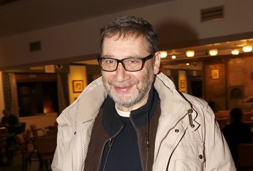 Slavný velitel Karel Arazím z Četnických humoresek nebo doktor Přemysl Král ze seriálu Život na zámku. Herec Tomáš Töpfer oslaví 10. ledna sedmdesáté páté narozeniny. Pražský rodák v roce 1972 vystudoval konzervatoř a herectví na DAMU. Po absolutoriu začínal jako herec v Divadle Petra Bezruče v Ostravě. Diváci ho znají také z pokračování legendární Nemocnice na kraji města či ze sérií První republika a Vyprávěj. Je dlouholetým šéfem Divadla na Vinohradech, za svou kariéru získal několik divadelních cen a šest let byl senátorem. V druhé polovině 90. let společně s herečkou Eliškou Balzerovou obnovili zchátralé divadlo v pražských Nuslích, dnešní Divadlo Na Fidlovačce. Za to jim byla udělena zvláštní Cena Thálie. V posledních letech zvolnil, a když může, rád rybaří. Své soukromí si pečlivě střeží. Z prvního manželství má dvě dcery - Martu a Terezu. Svou druhou manželku, která tehdy pracovala jako úřednice, potkal u soudu o výživné. A vyženil třetí dceru Lucii.