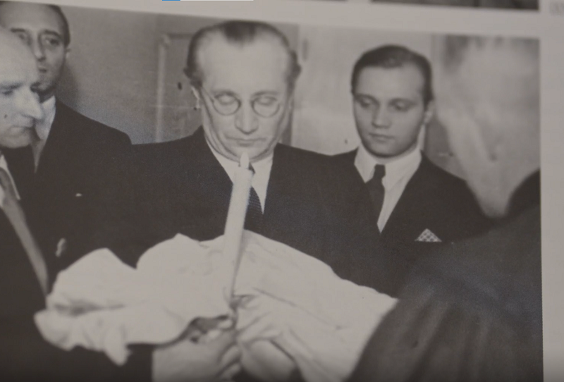 Památeční snímek Marvana jako kmotra. 