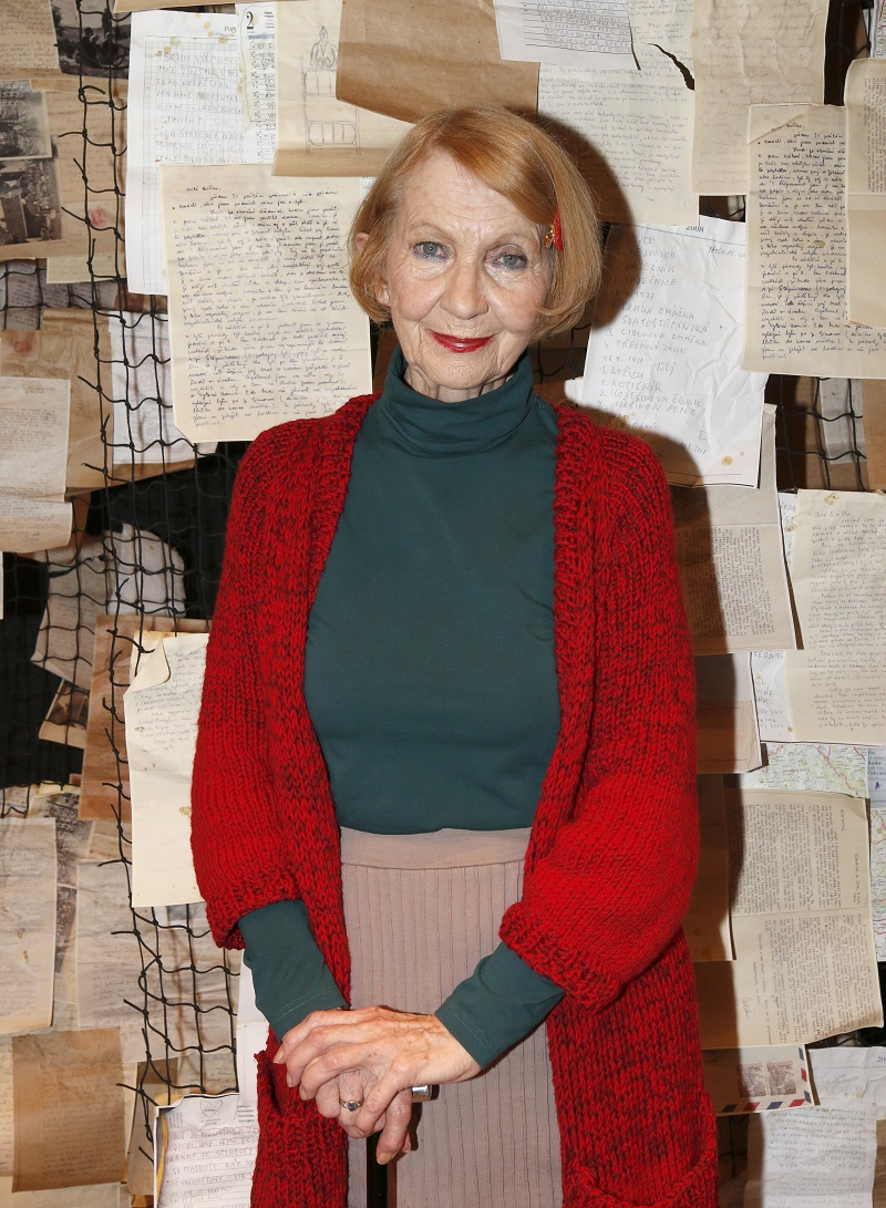 Herečka, která 21. září oslaví osmdesátku, okouzlila publikum ve filmech Léto s kovbojem nebo Noc na Karlštejně, kde s kolegou Jaromírem Hanzlíkem vytvořila diváky milovaný herecký pár. V sedmdesátých a osmdesátých letech 20. století byla Daniela Kolářová ve filmu a v televizi jednou z nejobsazovanějších hereček. Po revoluci byla poslankyní. Na svém kontě má řadu slavných filmových, seriálových i televizních rolí. Za pozornost stojí i její soukromý život. Se svou životní láskou, hercem a režisérem Jiřím Ornestem, který zemřel v dubnu 2017 ve věku 70 let, byla před oltářem dokonce dvakrát. Má dva syny. Je držitelkou divadelní Ceny Alfréda Radoka a v roce 2024 dostala od prezidenta medaili Za zásluhy.