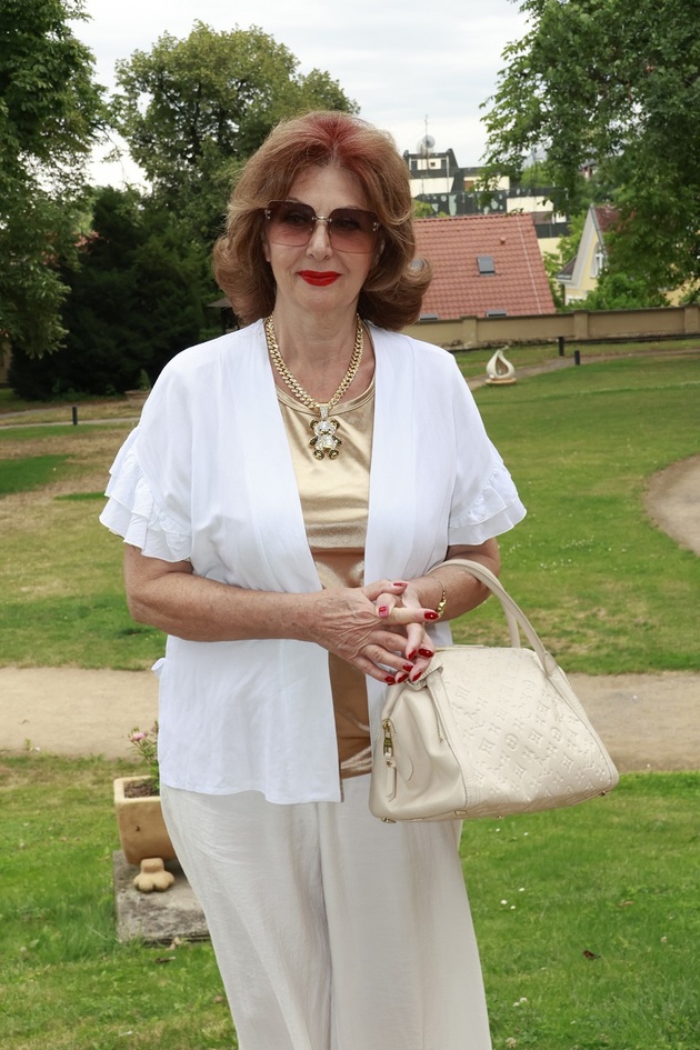 Nedělní dopoledne mezi devátou a desátou hodinou patří na obrazovkách České televize už přes tři dekády jediné ženě. Saskii Burešové. O televizní hlasatelce se jeden čas tradovalo, že vlastní elixír mládí, protože se na ní léta vůbec neprojevovala a v pořadu Kalendárium působila, jako by se jí čas netýkal. Režisérem pořadu byl její manžel Petr Obdržálek, profesní dvojici s ním tvořila od roku 1993. Z jejích modelů i účesů byly divačky unesené, patřila k vzorům krásy. Burešová za třicet dva let vysílání pořadu nikdy nechyběla. Letos v létě prozradila, že kvůli nemoci už její manžel pořad netočí a vystřídala ho mladá režisérka. V září letošního roku jí milovaný muž zemřel. V natáčení pokračuje dál. I když jí bude 29. července osmdesát, je stále šaramantní a Česká televize do programu Kalendárium zařadila i na příští rok.