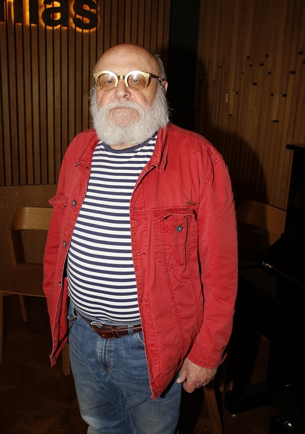 Dalším osmdesátníkem čekatelem je brněnský herec, dramatik, režisér, pedagog a spisovatel Arnošt Goldflam. Jubileum oslaví 22. září. Proslul svým specifickým humorem, který fanoušci znají například z pohádky Lotrando a Zubejda nebo rolí Boha v kultovním snímku Dědictví aneb Kurvahošigutntág. Zatímco jeho tatínek se oženil hned šestkrát, Goldflam se držel při zemi a ženatý byl jen dvakrát. Jeho druhá žena je o 25 let mladší. Herec patří mezi postarší tatínky, druhý syn se mu narodil, když mu bylo 54, dcera na prahu šedesátky.