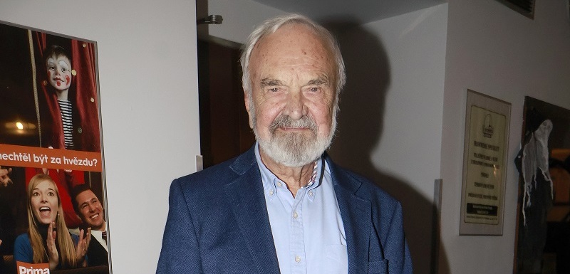 Devadesátku oslaví dramatik, scenárista, herec, textař a spisovatel Zdeněk Svěrák 28. března. Českou kulturou hýbe přes šedesát let. V říjnu převzal z rukou prezidenta nejvyšší státní vyznamenání České republiky Řád bílého lva. Je držitelem Thálie, tří Českých lvů i prezidentské medaile Za zásluhy. Pro Divadlo Járy Cimrmana napsal většinu her v tandemu s Ladislavem Smoljakem. V Československém rozhlase potkal svého dalšího zásadního kolegu - hudebníka Jaroslava Uhlíře. V roce 1997 získal prestižního Oscara za nejlepší cizojazyčný film. Ten režíroval jeho syn Jan, Svěrák k němu napsal scénář a zahrál si jednu z hlavních rolí. Jeho životní dráha byla pestrá, od elektrotechnika přes učitele až k herecké profesi, a všechny zážitky zužitkoval ve scénářích. Se svou manželkou Boženou má vedle Jana ještě dceru Hanu.