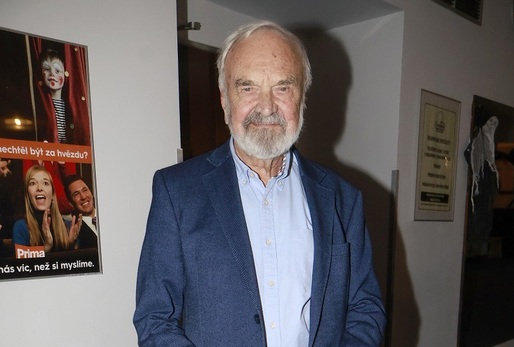 Devadesátku oslaví dramatik, scenárista, herec, textař a spisovatel Zdeněk Svěrák 28. března. Českou kulturou hýbe přes šedesát let. V říjnu převzal z rukou prezidenta nejvyšší státní vyznamenání České republiky Řád bílého lva. Je držitelem Thálie, tří Českých lvů i prezidentské medaile Za zásluhy. Pro Divadlo Járy Cimrmana napsal většinu her v tandemu s Ladislavem Smoljakem. V Československém rozhlase potkal svého dalšího zásadního kolegu - hudebníka Jaroslava Uhlíře. V roce 1997 získal prestižního Oscara za nejlepší cizojazyčný film. Ten režíroval jeho syn Jan, Svěrák k němu napsal scénář a zahrál si jednu z hlavních rolí. Jeho životní dráha byla pestrá, od elektrotechnika přes učitele až k herecké profesi, a všechny zážitky zužitkoval ve scénářích. Se svou manželkou Boženou má vedle Jana ještě dceru Hanu.