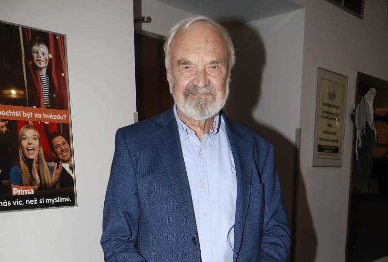 Devadesátku oslaví dramatik, scenárista, herec, textař a spisovatel Zdeněk Svěrák 28. března. Českou kulturou hýbe přes šedesát let. V říjnu převzal z rukou prezidenta nejvyšší státní vyznamenání České republiky Řád bílého lva. Je držitelem Thálie, tří Českých lvů i prezidentské medaile Za zásluhy. Pro Divadlo Járy Cimrmana napsal většinu her v tandemu s Ladislavem Smoljakem. V Československém rozhlase potkal svého dalšího zásadního kolegu - hudebníka Jaroslava Uhlíře. V roce 1997 získal prestižního Oscara za nejlepší cizojazyčný film. Ten režíroval jeho syn Jan, Svěrák k němu napsal scénář a zahrál si jednu z hlavních rolí. Jeho životní dráha byla pestrá, od elektrotechnika přes učitele až k herecké profesi, a všechny zážitky zužitkoval ve scénářích. Se svou manželkou Boženou má vedle Jana ještě dceru Hanu.