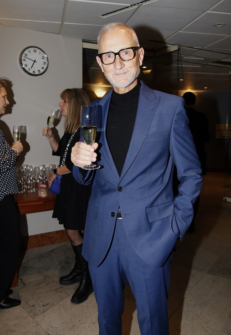 Herec a komik Josef Carda, jehož kariéra je neodmyslitelně spjatá s divadlem, se narodil 18. ledna 1956 v Ústí nad Labem. Vystudoval činoherní herectví na Janáčkově akademii múzických umění v Brně a vystřídal řadu divadelních scén. Televizní diváci si pamatují Josefa Cardu jako jednoho ze čtyř protagonistů recesisticko-satirického pořadu Tele Tele, kde v letech 2000 až 2007 vystupoval společně s Richardem Genzerem, Michalem Suchánkem a Veronikou Žilkovou. Z tohoto pořadu si také odnesl přezdívku Carda Retarda, kterou mu vymyslela manželka Radka. Jejich dlouholeté manželství se obešlo bez skandálů a společně mají syna Adama. Josef Carda se věnuje také dabingu a jednou z jeho největších rolí je postava Alana Harpera v oblíbeném seriálu Dva a půl chlapa. Josef Carda je však také muzikálovým hercem. K jeho sedmdesátinám mu tak popřeje vedle jeho manželky a syna i spousta kolegů a přátel.