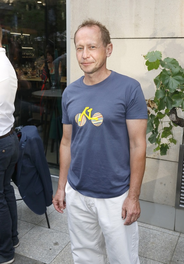 Herec nenápadného vzezření Ondřej Malý slaví 19. ledna 60. narozeniny. Držitel Českého lva a Ceny české filmové kritiky 2010 za nejlepší mužský herecký výkon v hlavní roli ve filmu Pouta pochází z Ostravy, kde vystudoval Janáčkovu konzervatoř. Před kamerou se objevil už v roce 1980, a ačkoli nepatří k hercům, kteří by vyzobávali hlavní role, v těch vedlejších se stal jedním z nejobsazovanějších. Dlouhá léta tvořil manželský pár s herečkou Pavlou Tomicovou, s níž má dceru Anežku. V létě roku 2022 se ale rozvedli a na veřejnost prosákla jeho nová známost s o devatenáct let mladší herečkou Kristýnou Kociánovou, s níž si před šedesátkou pořídil syna Jakuba.