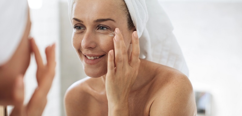 Kyselina glykolová se v péči o pleť nejčastěji používá jako exfoliační prostředek.