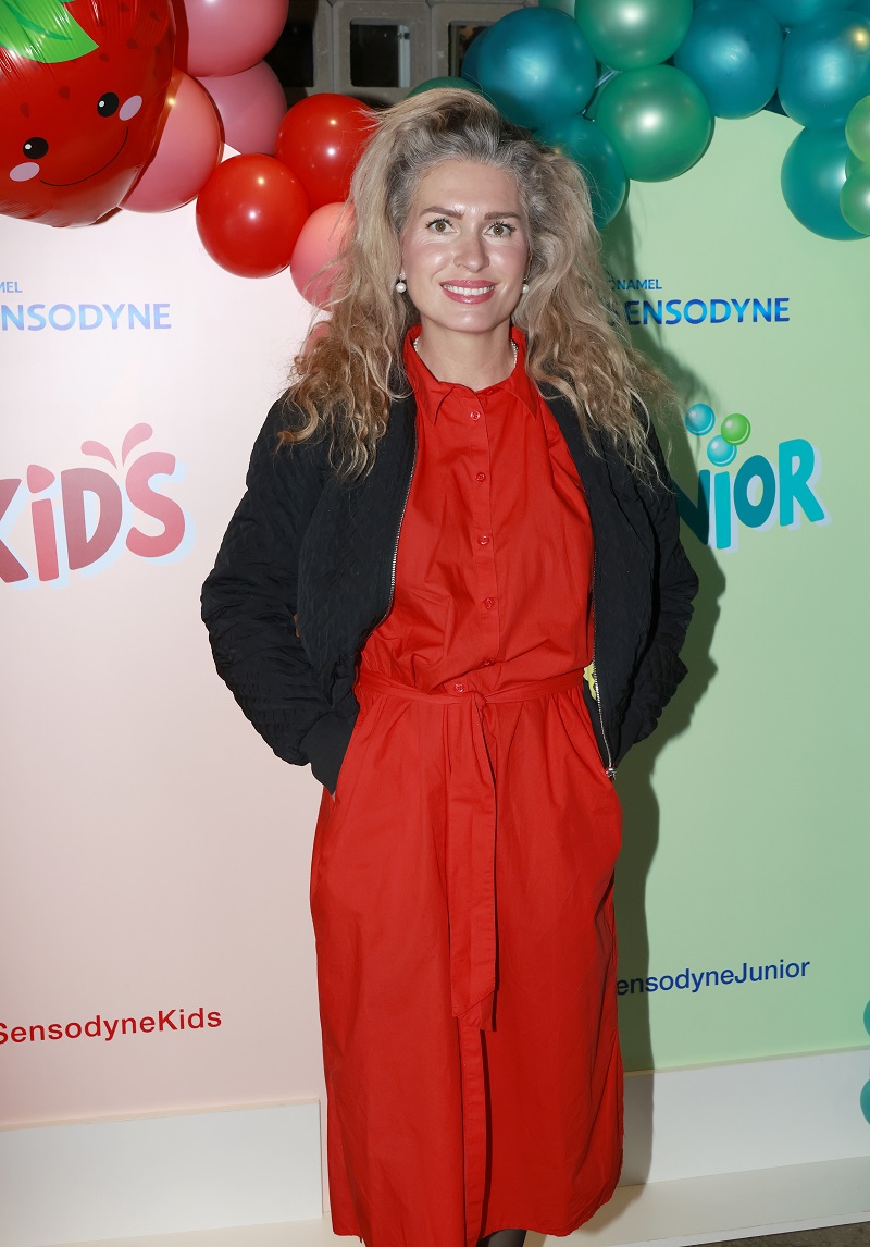 Olgu Menzelovou, jež oslaví 25. ledna 48. narozeniny, lidé znají díky manželství s o čtyřicet let starším oscarovým režisérem Jiřím Menzelem. Seznámili se v době, kdy jako dvaadvacetiletá elévka pracovala v Českém rozhlase a měla s ním vést rozhovor. Do oka si ale nepadli. Rozhovor nebyl použitelný nejen kvůli režisérově tichému hlasu, ale ještě navíc si v závěru Menzel dovolil vyslovit přání, aby už v rozhlase nehráli blbou popovou muziku. Olga si rozhovor dovolila komentovat slovy, že netušila, že se za tak skvělými filmy skrývá tak nepříjemný člověk. Režisér na její štiplavou poznámku reagoval po svém, že ona zase není tak blbá, jak vypadá. Čekala je však ještě dlouhá cesta ke společnému životu. Olga, která tehdy studovala katedru produkce na DAMU, se totiž více zajímala o kariéru novinářky než o samotného režiséra. Menzelová je a vždycky byla tělem i duší sportovkyní, a proto se jednoho dne, kdy spolu zatím nežili, režisér rozhodl, že si chce vyzkoušet jízdu na kolečkových bruslích. Ne vlastní vinou bohužel upadl a zlomil si nohu, kvůli čemuž strávil následující měsíc v nemocnici. Olga ho tam jezdila každý den navštěvovat, což jejich vztah významně posílilo. Vzali se v Thajsku a společně vychovávali dvě dcery, jejichž biologickým otcem však nebyl Menzel. V závěru režisérova života se Olze narodil ještě syn, jehož otcem je egyptolog Miroslav Bárta.