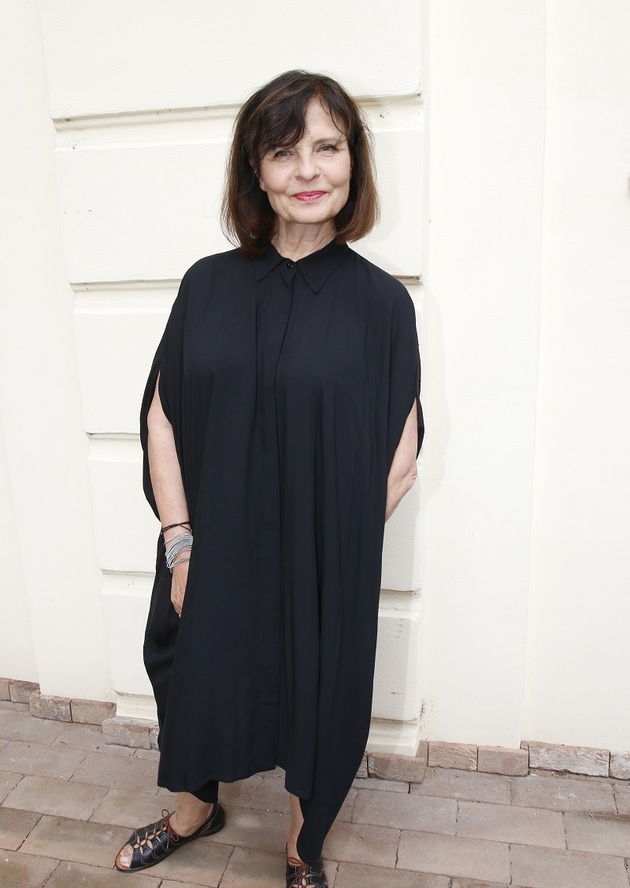 Dceru slavného herce a režiséra Josefa Pehra Janu Krausovou vychovávala hlavně maminka a babička, se slavným tátou se vídala jen občas, bral si ji k sobě většinou na prázdniny. Janina maminka se později provdala za komika, konferenciéra a scenáristu Vladimíra Dvořáka, jehož mají diváci v paměti hlavně díky Televarieté. Jana Krausová se poprvé objevila před kamerou už ve 13 letech ve filmu Malé letní blues. Herectví ji tehdy však příliš nelákalo a svou budoucnost viděla ve výtvarném umění. Vystudovala grafiku a monumentální malbu na umělecké průmyslovce a její další studijní kroky vedly na Akademii výtvarných umění v Praze. Herectví však zcela nezavrhla, a dokonce během studií hrála v několika filmech. Tyto umělecké obory si nikterak neodporují, a proto se Jana pohybuje v obou z nich. Výtvarné umění jí však podle jejích slov dává větší svobodu. Dne 25. ledna oslaví herečka 72 let na světě.