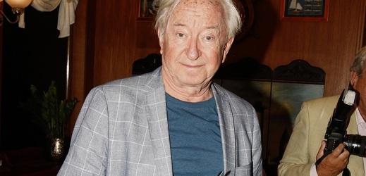 Šestasedmdesát bude 26. ledna herci Jiřímu Lábusovi, který navzdory věku neztrácí smysl pro humor. "Když je nějaký problém, vždycky se snažím s ním vyrovnat. Myslím, že se mi to daří. Člověk si své přátele vybírá, ale vidím to tak, že humor je dar, to se nedá naučit: buď ho máte, nebo nemáte. Když vidíte nějakou životní situaci optikou grotesknosti, život je pak snazší," řekl SEDMIČCE před dvěma roky umělec, který je téměř celý svůj život spjat s rozhlasem. "Doma jsme dlouho neměli televizi, vlastně až do roku 1968 jenom rozhlas, takže jsem na něm vyrostl. Měl jsem a dodnes mám práci v rozhlase moc rád. Měl jsem sluchovou paměť a uměl napodobit všechny rozhlasové hlasatele a hlasatelky té doby. Dneska jsou již skoro všichni mrtví, ale stále si pamatuji jejich jména po tolika letech a pořád bych je dokázal napodobit."