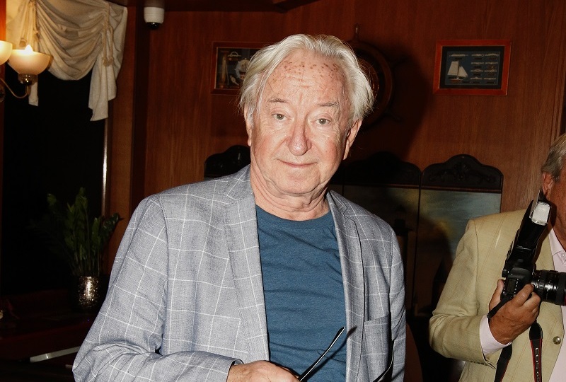 Šestasedmdesát bude 26. ledna herci Jiřímu Lábusovi, který navzdory věku neztrácí smysl pro humor. "Když je nějaký problém, vždycky se snažím s ním vyrovnat. Myslím, že se mi to daří. Člověk si své přátele vybírá, ale vidím to tak, že humor je dar, to se nedá naučit: buď ho máte, nebo nemáte. Když vidíte nějakou životní situaci optikou grotesknosti, život je pak snazší," řekl SEDMIČCE před dvěma roky umělec, který je téměř celý svůj život spjat s rozhlasem. "Doma jsme dlouho neměli televizi, vlastně až do roku 1968 jenom rozhlas, takže jsem na něm vyrostl. Měl jsem a dodnes mám práci v rozhlase moc rád. Měl jsem sluchovou paměť a uměl napodobit všechny rozhlasové hlasatele a hlasatelky té doby. Dneska jsou již skoro všichni mrtví, ale stále si pamatuji jejich jména po tolika letech a pořád bych je dokázal napodobit."