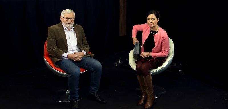 Pořad Josef Klíma: Jak jsem přežil devadesátky můžete sledovat na TV BARRANDOV každý čtvrtek ve 20:05 a Den s osobností s Vítem Olmerem zase každé pondělí večer.