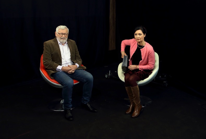 Pořad Josef Klíma: Jak jsem přežil devadesátky můžete sledovat na TV BARRANDOV každý čtvrtek ve 20:05 a Den s osobností s Vítem Olmerem zase každé pondělí večer.