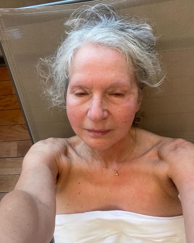 Spisovatelka informovala své fanoušky rovnou ze sauny. 