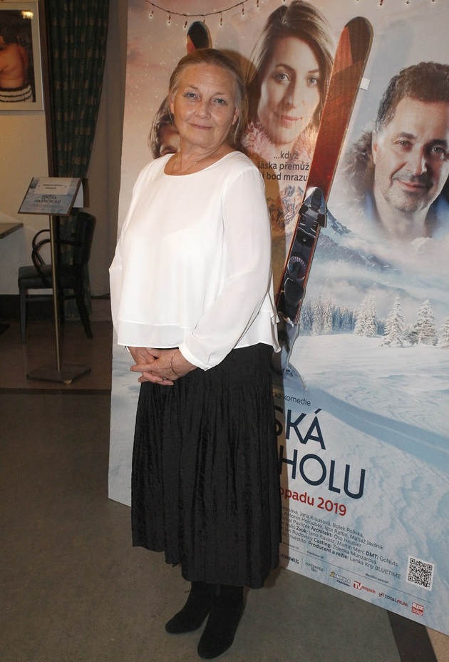 Osmasedmdesátiny bude 7. února slavit herečka Jana Preissová, životní partnerka a láska Viktora Preisse, kterou si vzal před více než padesáti lety. V roce 2021 oslavili zlatou svatbu. Dodnes patří k nejstabilnějším párům českého showbyznysu, i když si prošli několika krizemi. Něžná herečka, která ztvárnila například baletku Annu, maminku Vaška, v nezapomenutelných filmech Jak vytrhnout velrybě stoličku a Jak dostat tatínka do polepšovny, si s manželem užila své. Zkraje 80. let se jejich rodina otřásla v základech, když Viktor zplodil nemanželského syna. Zprvu se sice snažil vše zapírat, ale nakonec šel s pravdou ven. Jeho žena se zachovala velkoryse, vše mu odpustila a dál kráčejí společnou cestou až dodnes. Manželé Viktor a Jana jsou známí svou skromností a zdrženlivostí vůči veřejnému životu. Nicméně Preissovi vždy – ať už v divadle, filmu, či televizní tvorbě – přinášejí svou jedinečnou hereckou energii a schopnost oslovit diváky hluboko v jejich srdcích. 