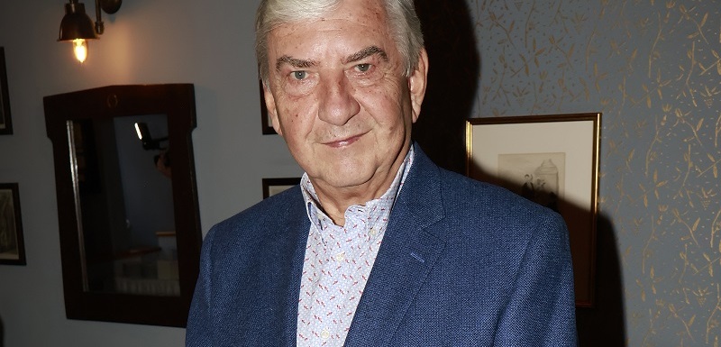 Polokulaté 75. narozeniny čekají 7. února herce Miroslava Donutila, který se navzdory věku snaží udržet krok s mladšími kolegy. Ti mu navíc dodávají elán, kterého má stále na rozdávání. "Myslím, že tam je ten klíč k tomu, že ta energie pořád funguje, protože se musíte vyrovnat mladým lidem a já se o to snažím. Ne vždy se to pochopitelně podaří, ale přece jenom vzhledem k věku – tam si myslím, že je počátek nabírání té energie," řekl otevřeně Donutil a dodal, co dalšího mu dodává chuť do práce: "A potom taky, když vystupujete na jevišti a před vámi je vyprodaný sál, který potom na konci vstane a tleská, tak to do vás taky vstoupí." Na jevišti vystupuje i se svou one man show s názvem Na kus řeči, s níž vyjíždí po celé republice. Láká všechny příznivce, kteří milují humor, protože jim nabízí opravdové lahůdky v podobě skvělých historek, nových příběhů i vyprávění o své letité práci.