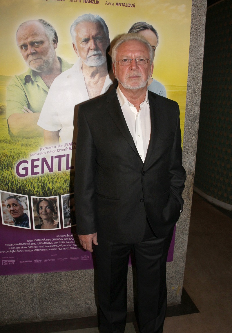 Dva roky do osmdesátky budou od 16. února chybět herci Jaromíru Hanzlíkovi. Od roku 1966, kdy nastoupil do svého jediného angažmá ve vinohradském divadle, ztvárnil neuvěřitelné množství nejen divadelních, ale též filmových, seriálových a televizních rolí. "Já jsem potom po 30 letech pocítil ukrutnou únavu, protože jsem šel z role do role nejen tady v divadle, ale ve filmu, v televizi, a potřeboval jsem si odpočinout," zavzpomínal před časem v pořadu Momenty s tím, že chtěl od vedení roční pauzu. Nebylo mu to umožněno, a tak dal výpověď. Pak žil 15 let mimo republiku a po návratu už se na prkna, která znamenají svět, nevrátil. A měnit to nehodlá. "Kdybych přece jenom dneska našel tu odvahu, jakože ji nemám, a na to jeviště po těch 30 letech, protože to je teď 30 let, co jsem odešel, se vrátil, tak je tady velké riziko, že by ti diváci řekli: 'Hm, býval to dobrý herec, ale už to není ono.' A za to mi to nestojí," dodal.