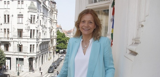 Česká písničkářka a výrazná osobnost naší populární hudby Lenka Filipová, která 14. února oslaví 72. narozeniny, měla našlápnuto stát se světovou hvězdou. Osud vše ale zařídil jinak. Filipová v sobě nosí velkou křivdu, za kterou mohl minulý režim. Konkrétně se jednalo o dodnes uznávanou a pro začínají zpěváky velmi významnou pěveckou soutěž Eurovize. Ačkoli se do soutěže nominovala, měla Filipová od režimu zákaz vycestovat a účastnit se. Místo ní jako náhradnice nastoupila v roce 1988 Céline Dion. "To jsem se tehdy úplně složila, proplakala jsem to. Byly to takové drsné hrátky osudu. Céline nastoupila místo mě, s mojí písní, a vyhrála. Ona je ale přírodní úkaz, má rozsah a úžasnou barvu hlasu," pochválila svou pěveckou kolegyni Filipová.