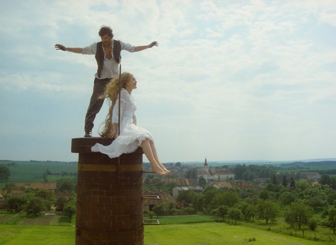 Jednou z nezapomenutelných scén je rozhodně ta, při níž lezou herci na vysoký komín. 