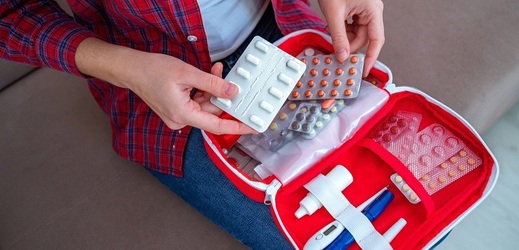 Lékárnička často prohrává souboj o místo v batohu s teplou mikinou nebo termoskou naplněnou horkým čajem.