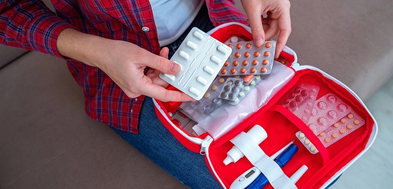 Lékárnička často prohrává souboj o místo v batohu s teplou mikinou nebo termoskou naplněnou horkým čajem.