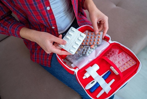 Lékárnička často prohrává souboj o místo v batohu s teplou mikinou nebo termoskou naplněnou horkým čajem.