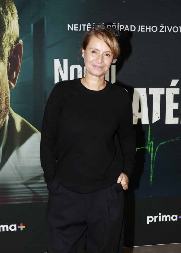 Na nedostatek nabídek si herečka Lenka Vlasáková rozhodně nemůže stěžovat. V roce 2025 si zahrála ve filmu Neporazitelní po boku Ivana Trojana a Hynka Čermáka, objevila se ale i v seriálech O lidech a koních, Bratři a sestry a Noční operatér. Od roku 1990 jsme ji viděli v 55 filmech a 40 seriálech. Lenka Vlasáková navíc během své kariéry stihla porodit a vychovat čtyři děti. Jistě by to ale nebylo možné bez pomoci jejího manžela, herce Jana Dolanského.