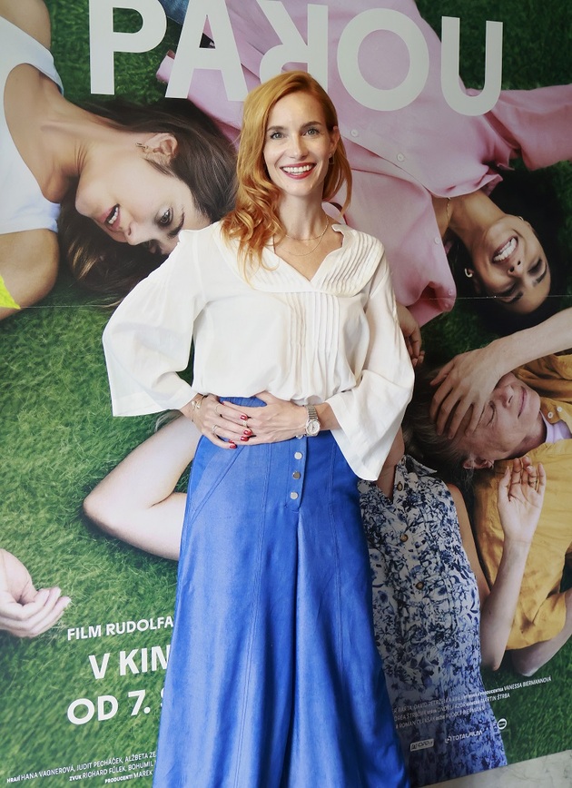 Úspěšná herečka Hana Vagnerová odstartovala svou kariéru velmi brzo, od čtrnácti let se věnovala modelingu, vystudovala DAMU, ale už v roce 2000 si zahrála v seriálu To jsem z toho jelen. Na svém kontě má bezmála 50 filmů a přibližně 40 seriálů, z nichž můžeme jmenovat například Vyprávěj, Zdivočelá země, On je žena! nebo Horákovi. Hana Vagnerová rozhodně nezahálí a pracovní plány má už i na rok 2027.