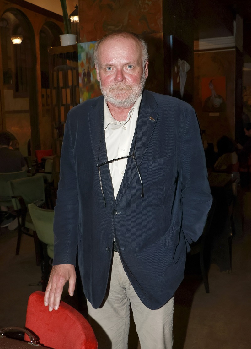 Herec Igor Bareš je na obrazovkách vidět častěji než na titulních stranách bulvárních časopisů. O to více pozornosti se upírá k počtu rolí, které ztvárnil. Má široký záběr a vedle klasického herectví v divadle a před kamerou se věnuje také dabingu. Zazářil například ve filmech Vlny, Šarlatán, Bastardi nebo Výlet a diváci si ho kdysi oblíbili i v seriálu Pojišťovna štěstí, kde ztvárnil smolaře Harryho. Příznivci chataření si jistě nenechali ujít obě řady seriálu Osada, v němž hrál Petra Južana. Přestože má Bareš pracovní plány až do roku 2028, přiznal, že kdyby neměl malé děti, uvažoval by o předčasném důchodu a zvolnění šíleného pracovního tempa.