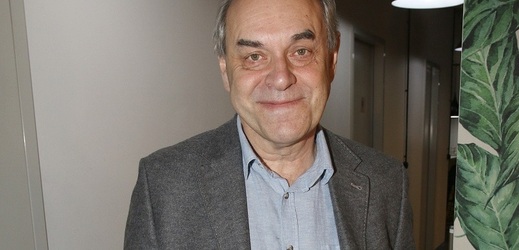 Miroslav Táborský je nezapomenutelný i v malých rolích, ale jeho cesta k herectví byla komplikovanější. Nejprve vystudoval Pedagogickou fakultu Univerzity Karlovy (obor fyzika a základy techniky), až poté vystudoval DAMU. Sám o sobě říká, že se ve své kariéře vždycky snažil dávat přednost práci před penězi. Jak je na tom s penězi, to si netroufáme odhadnout, ale s jistotou víme, že práce má až nad hlavu. Vedle natáčení také dabuje, hraje v Divadle v Dlouhé a vystupuje i s Divadlem Járy Cimrmana. Před filmovou kamerou stál poprvé v roce 1987 a od té doby účinkoval v téměř 140 filmech a k tomu v bezmála 80 seriálech, například Zdivočelá země, Arabela se vrací aneb Rumburak králem Říše pohádek, Četnické humoresky, Místo nahoře, Místo v životě a nejnověji ho mohli televizní diváci vidět v seriálu Milionáři.