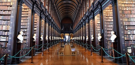 Římané jako první začali zakládat skutečně veřejné knihovny.